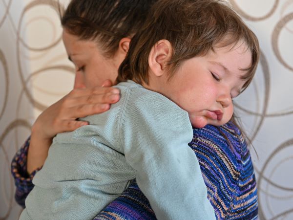 Criança apresenta sintomas de febre e sarampo. 