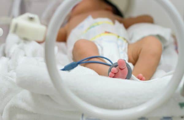 Recém-nascido em uma incubadora, com suspeita de retinopatia da prematuridade.