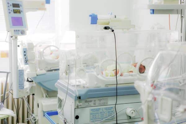 Maternidade com bebês recém-nascidos em incubadoras.
