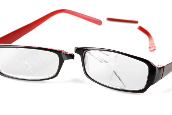 Óculos quebrados isolados em fundo branco.