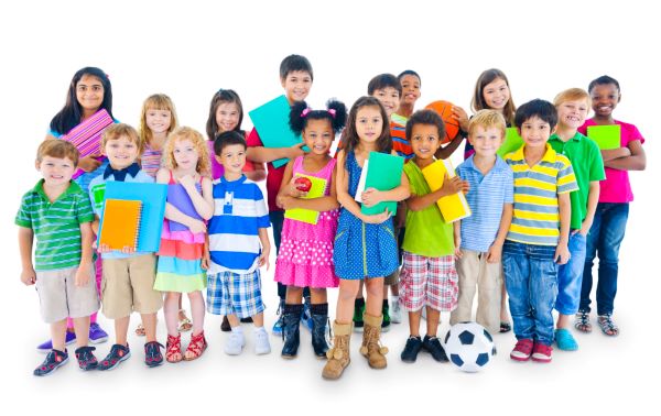 Grupo diverso de crianças e adolescentes com roupas coloridas e alguns livros nas mãos.